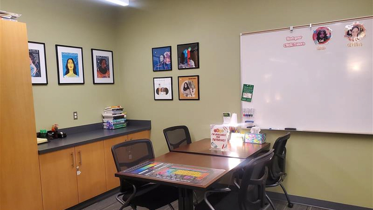 Picture of the CMAE tutoring room table space