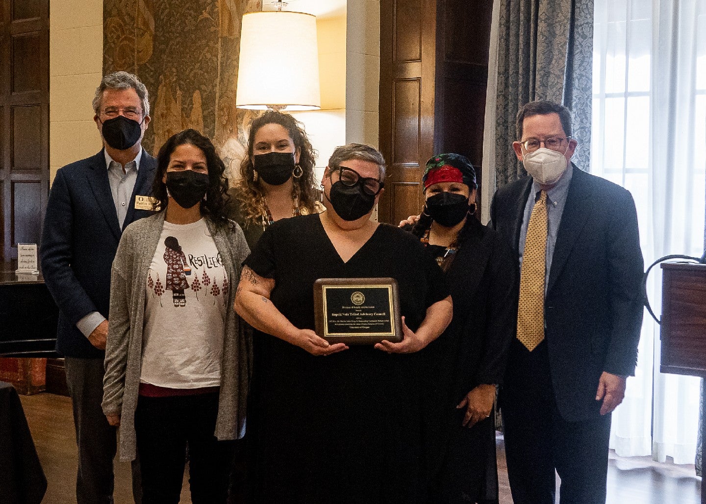 Sapsik’ʷałá Tribal Advisory Council posing with UO President and Senior Vice President