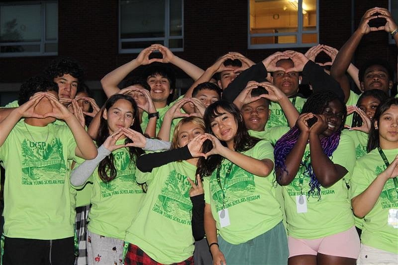 Students pose on UO campus