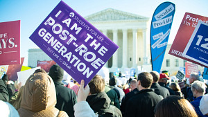 Photo of people by the Lincoln memorial protesting about abortion rights with signs